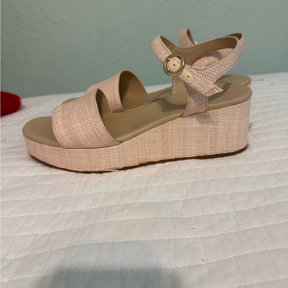 Crown & Ivy Textured Tan Wedge Sandals